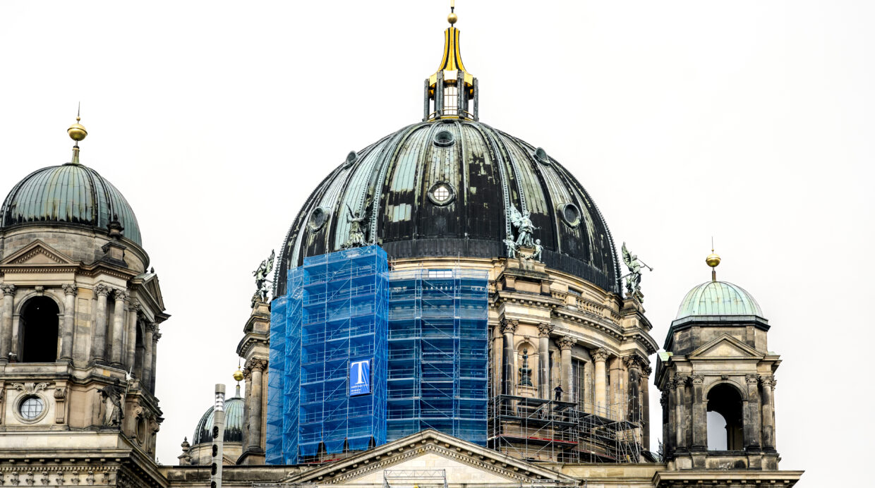 Kuppel des Berliner Doms mit Gerüst von Tisch