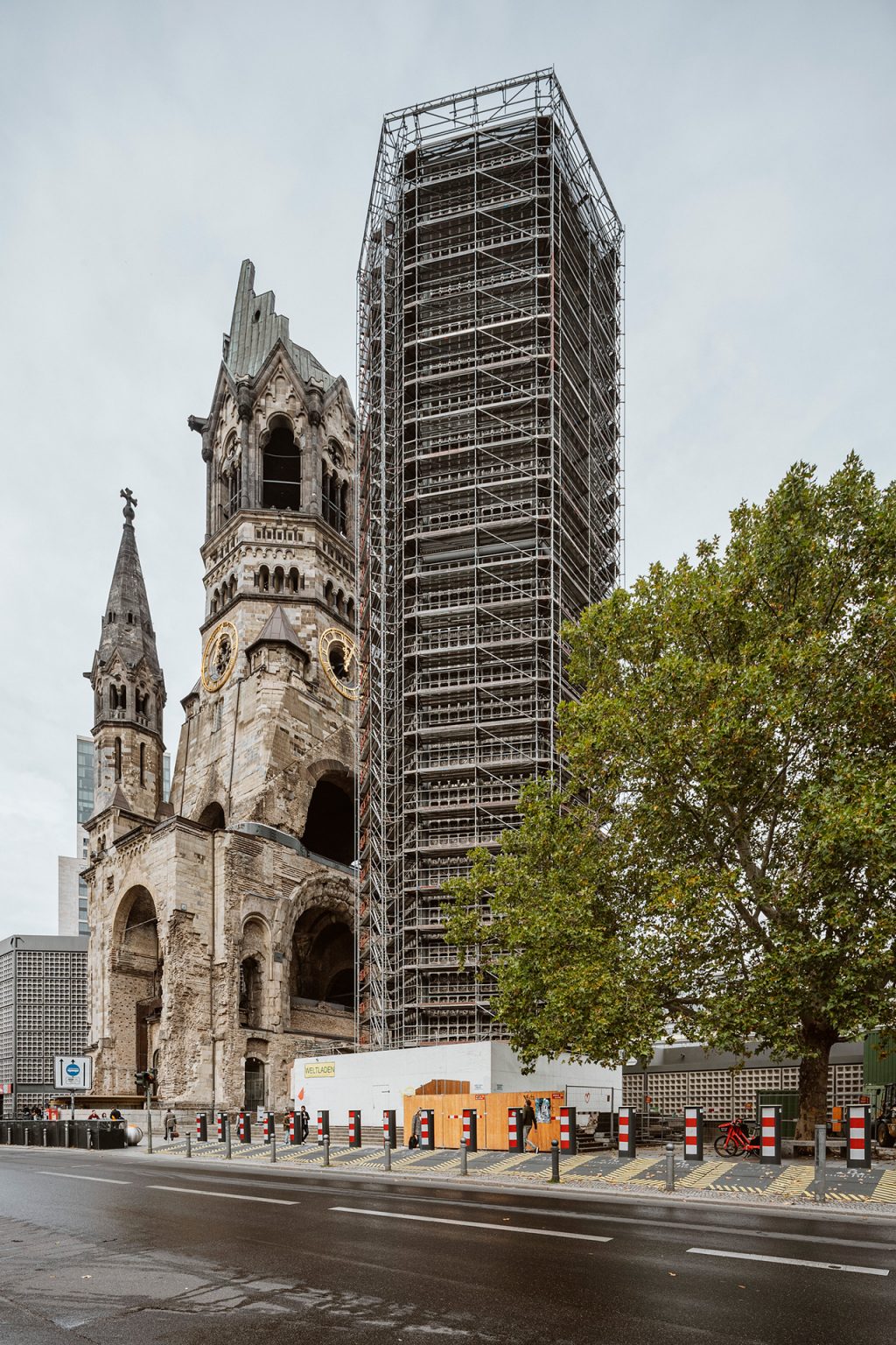 Kaiser-Wilhelm-Gedächtniskirche mit eingerüstetem Glockenturm