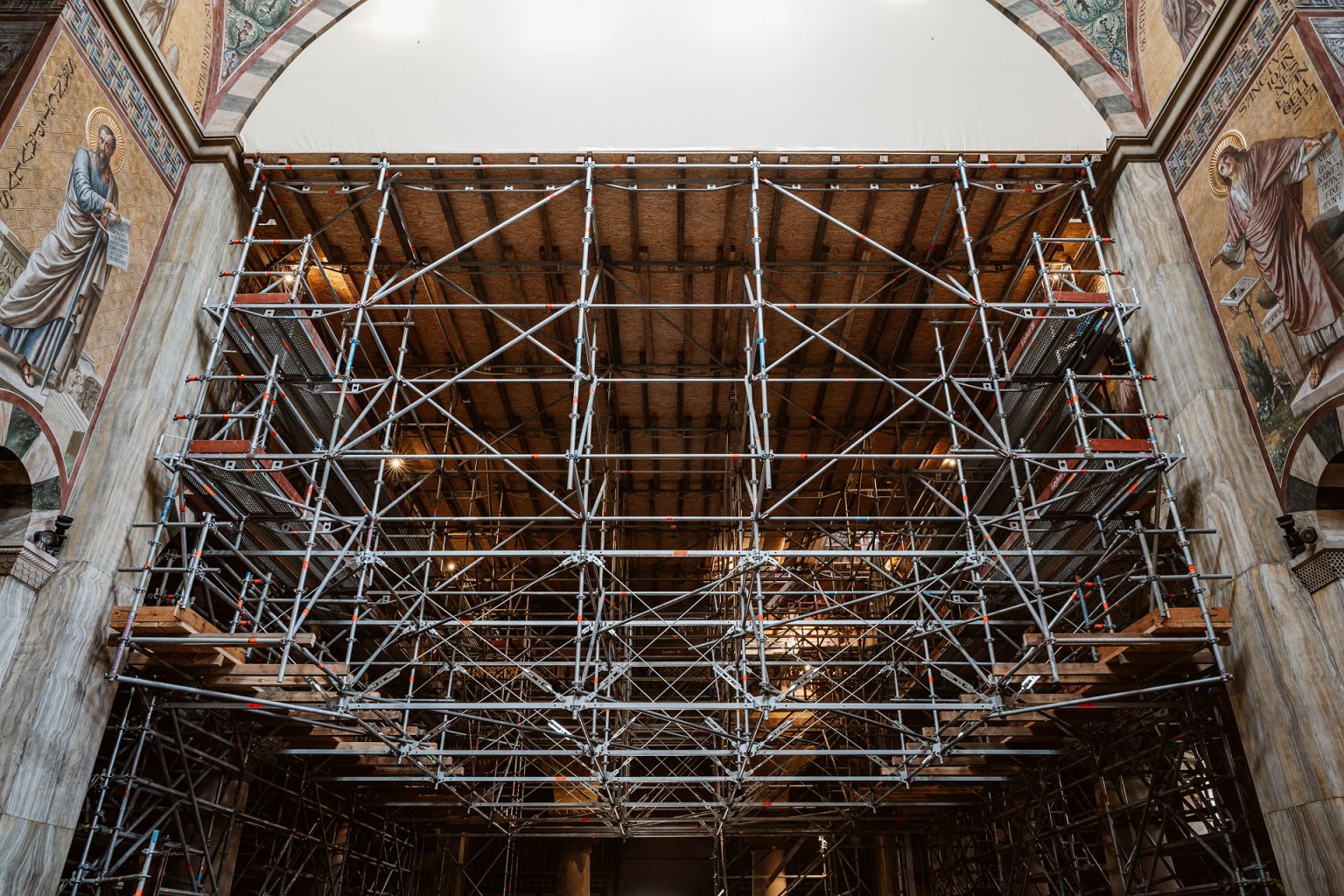 Innenraum der Herz-Jesu-Kirche Berlin mit Raumgerüst – Fotoansicht